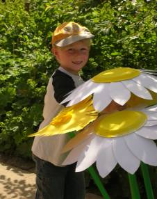 Kind vor Papiermargeriten